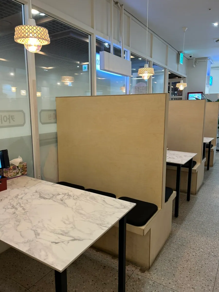 Interior seating at Choe Uyeong Sushiya