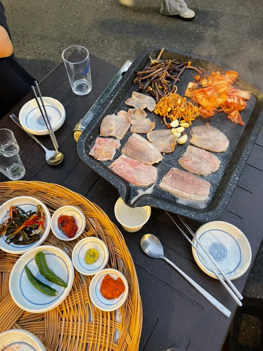 Outdoor table view at Tapgol Gongwon Jongno 3-ga Branch