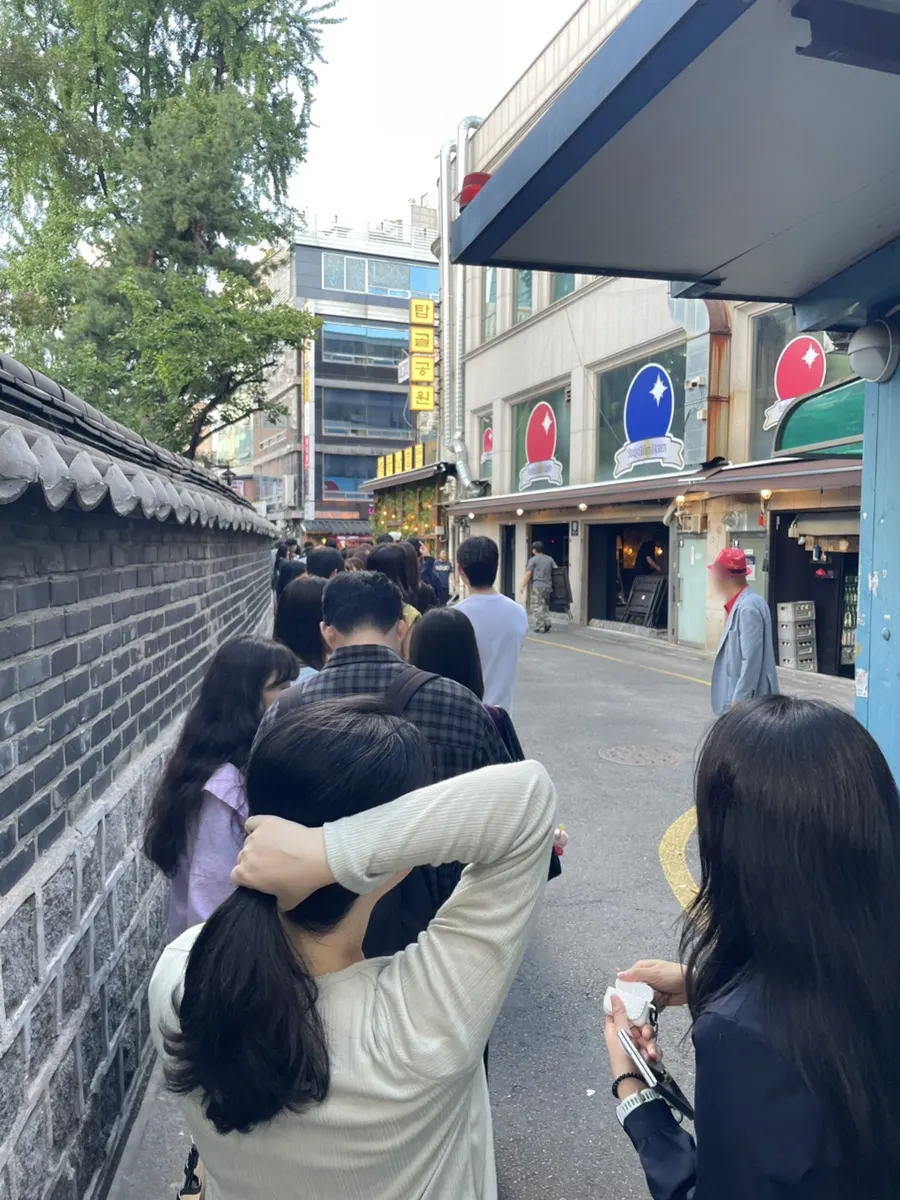 Waiting line in front of Tapgol Gongwon Jongno 3-ga Branch before opening