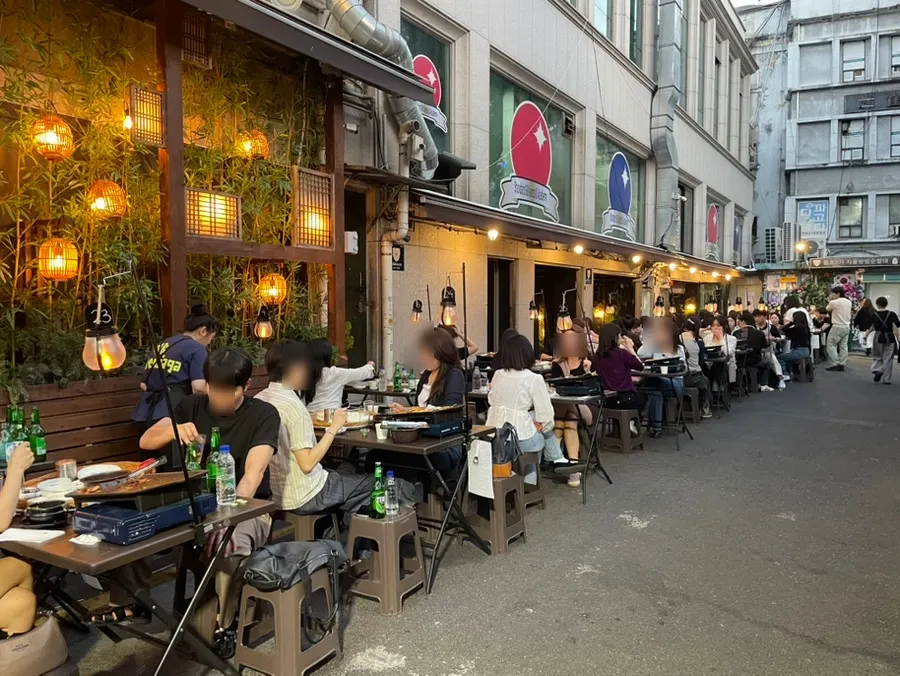 Outdoor seating at Tapgol Gongwon Jongno 3-ga Branch at 6:30pm
