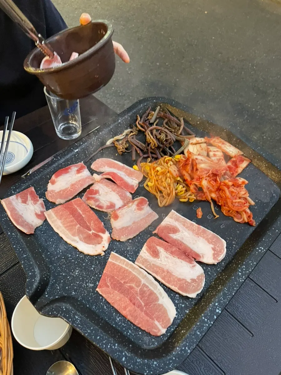 Nighttime atmosphere at the Jongno 3-ga outdoor BBQ spot