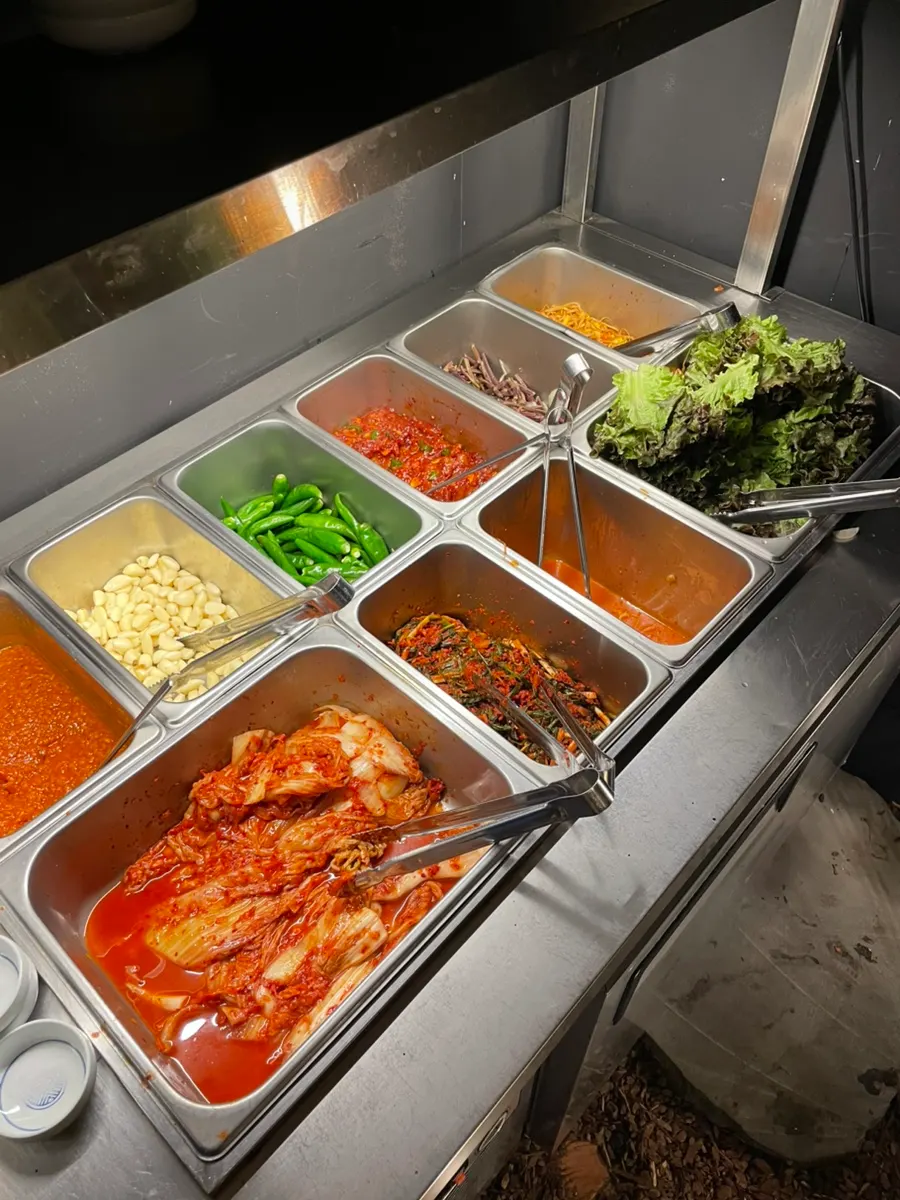 Lettuce and other vegetables at the self-serve bar