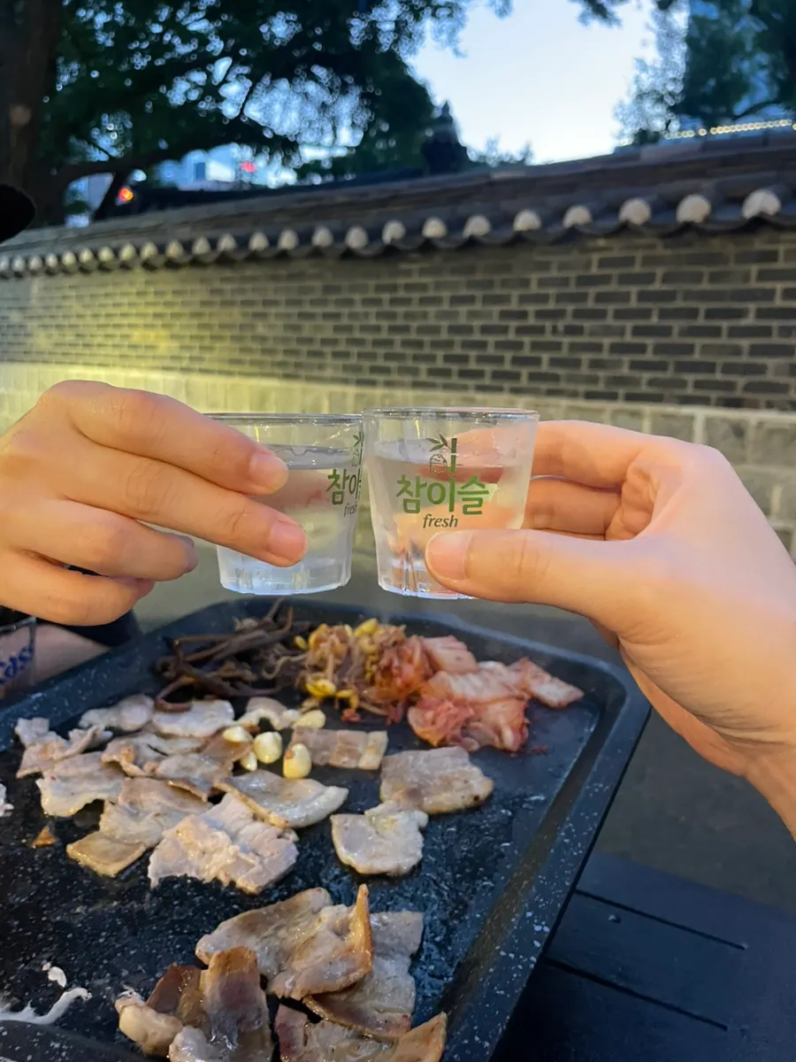 Outdoor seating at Tapgol Gongwon Jongno 3-ga Branch near closing time