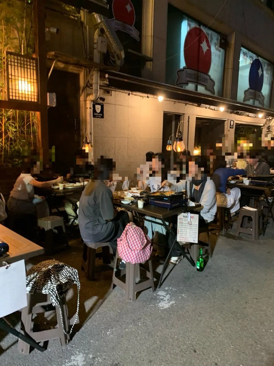 가게 앞 안내판과 야외 좌석
