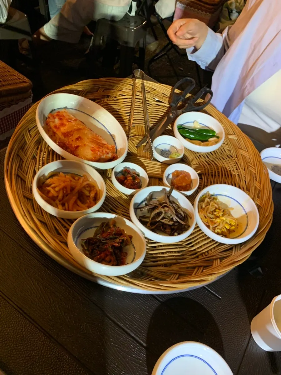 테이블마다 설치된 조명