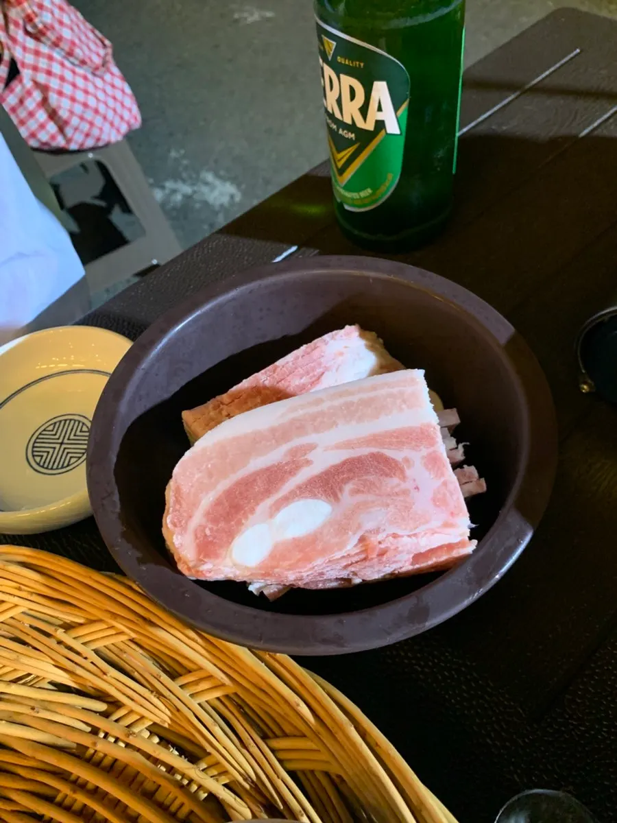 꾸며진 가게 벽면과 야장 분위기