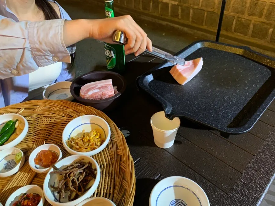불판에 올린 냉동삼겹살