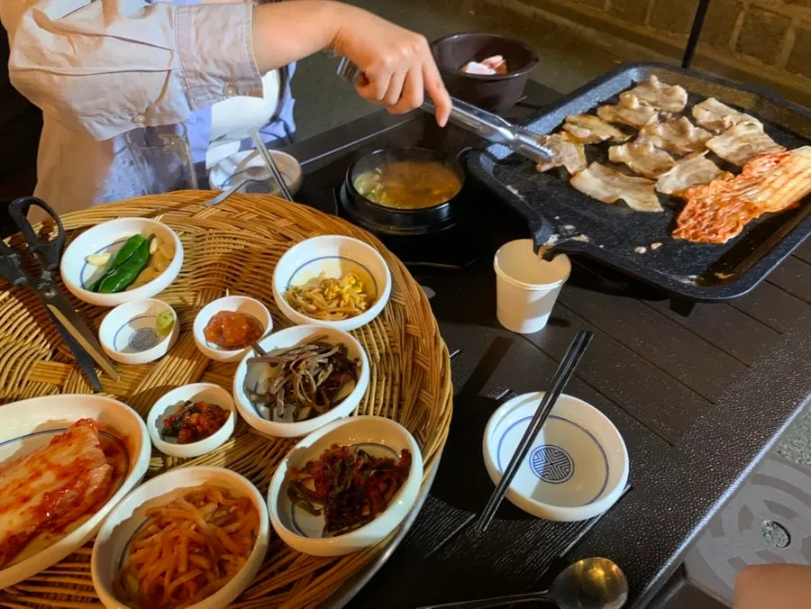 고사리와 쌈장을 곁들인 삼겹살