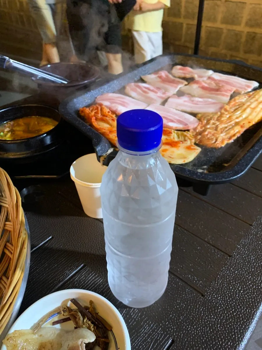 불판 위에서 함께 구워지는 김치