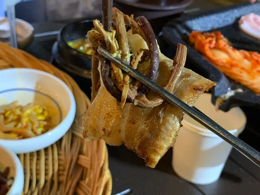 돌담 옆 야외 테이블에서 본 거리
