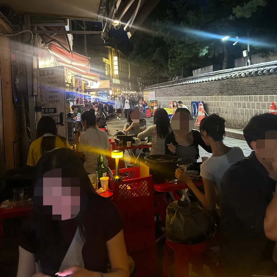 해질녘 종로 골목의 야장 테이블 풍경