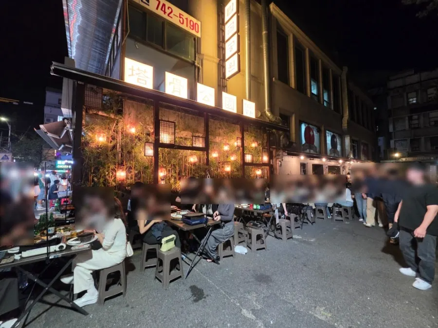 토요일 저녁 탑골공원 종로3가점 야외 좌석