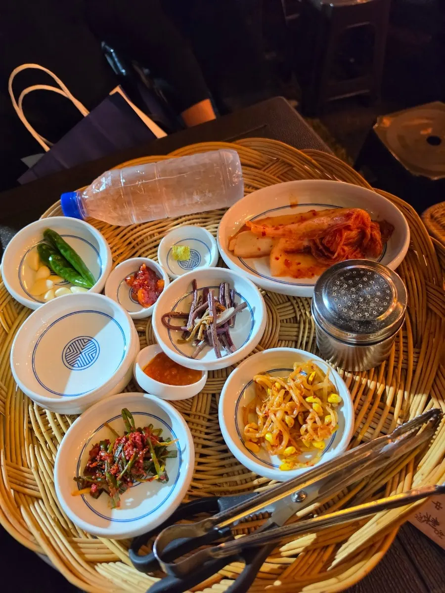 한 쟁반에 담겨 나온 기본 상차림