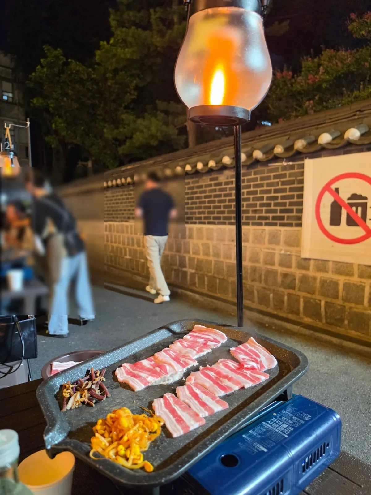 얇게 썰린 급냉 삼겹살 2인분 접시