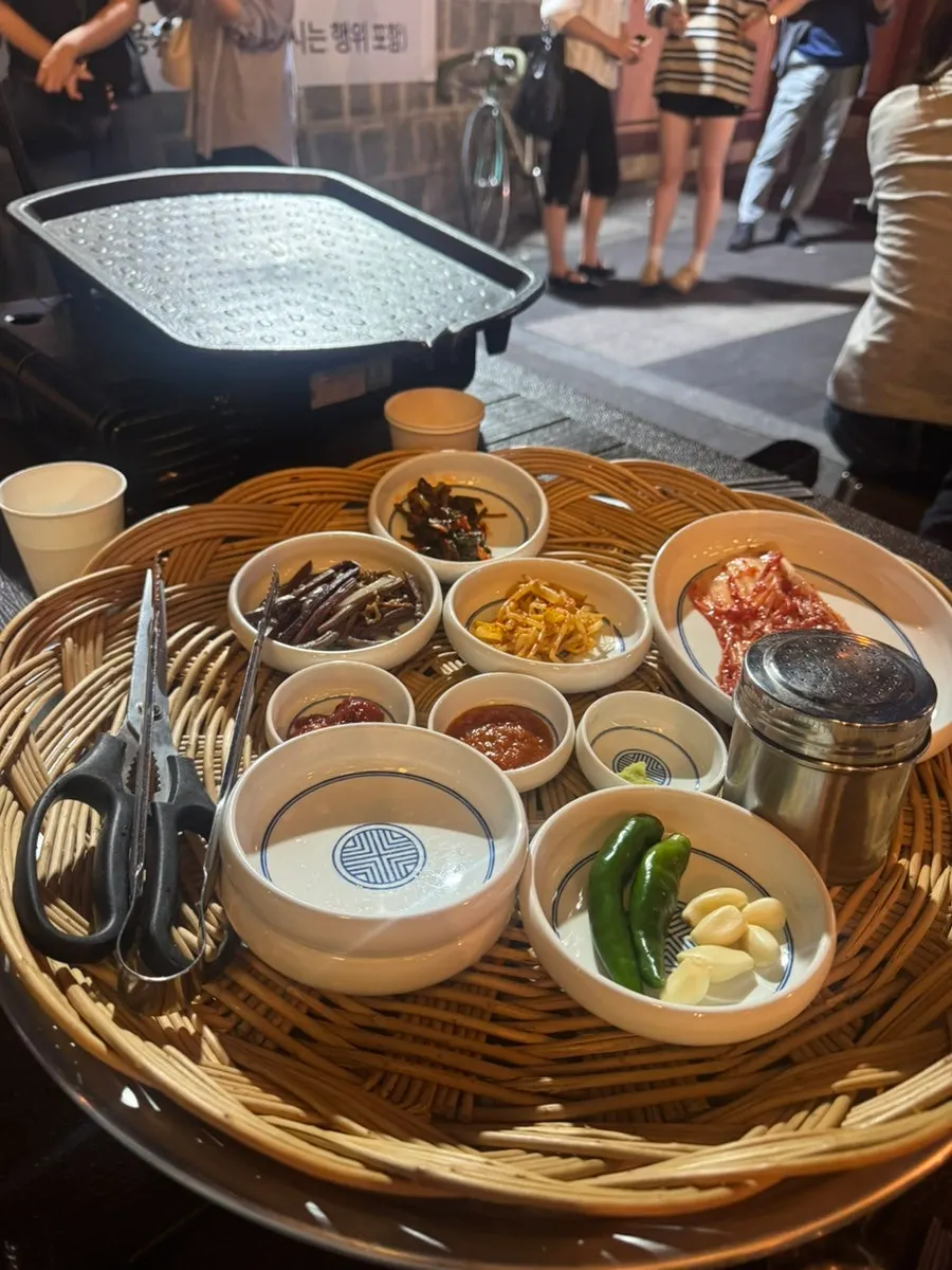착석 직후 소쿠리에 담겨 나온 밑반찬