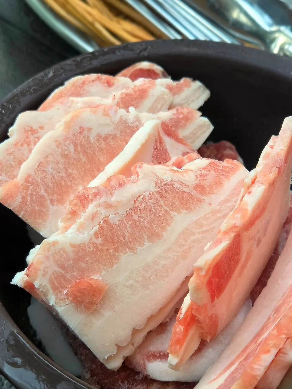 항아리에 담겨 나온 삼겹살