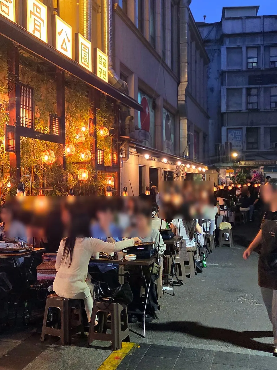 해가 진 뒤 조명 켜진 야장 테이블