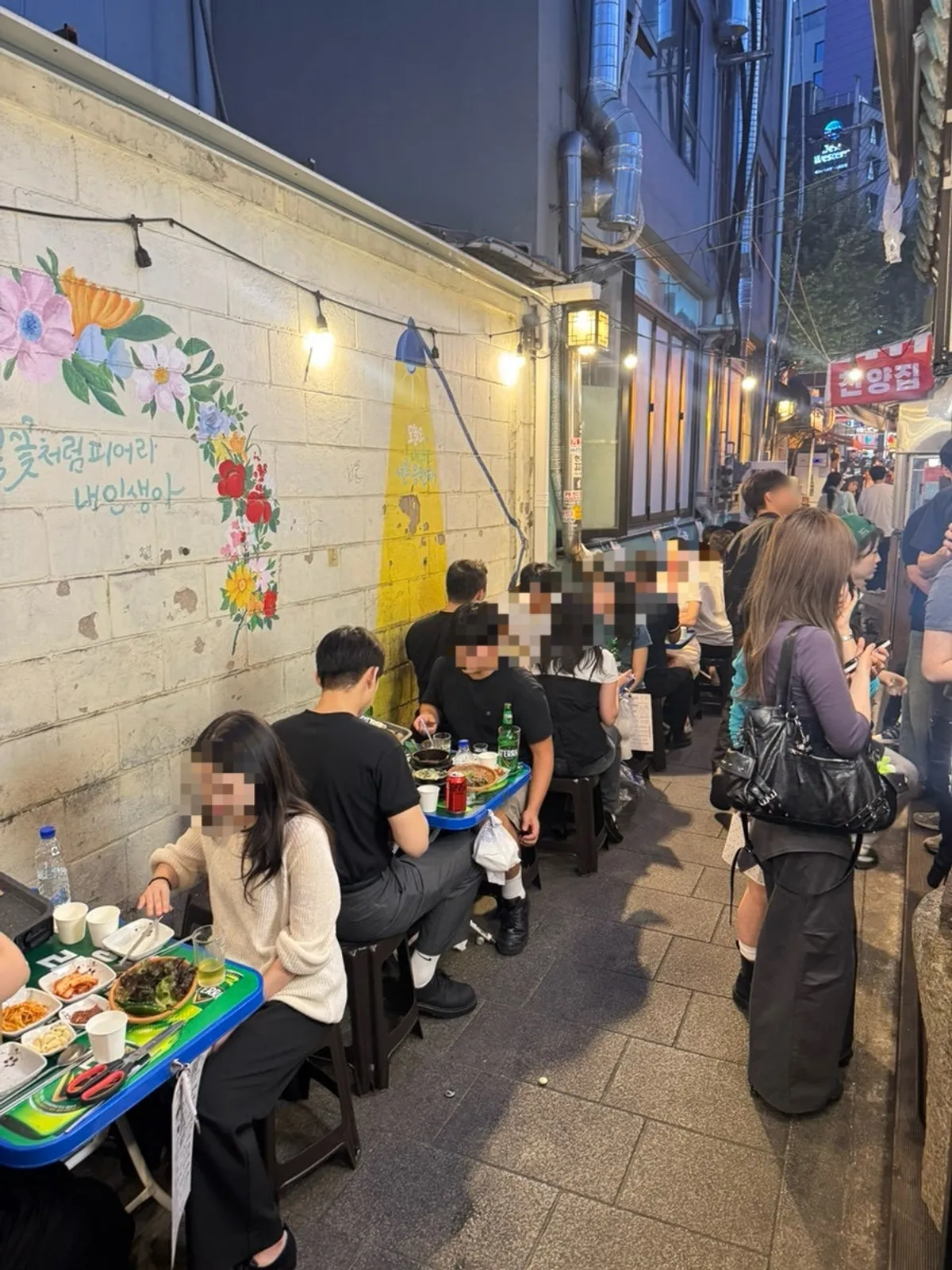 골목에 펼쳐진 종로3가 야장 분위기