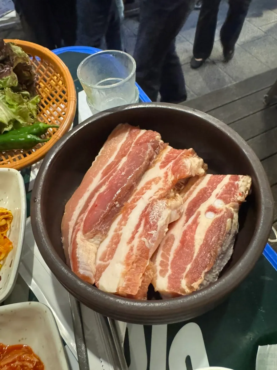 주문한 숙성삼겹 2인분 접시