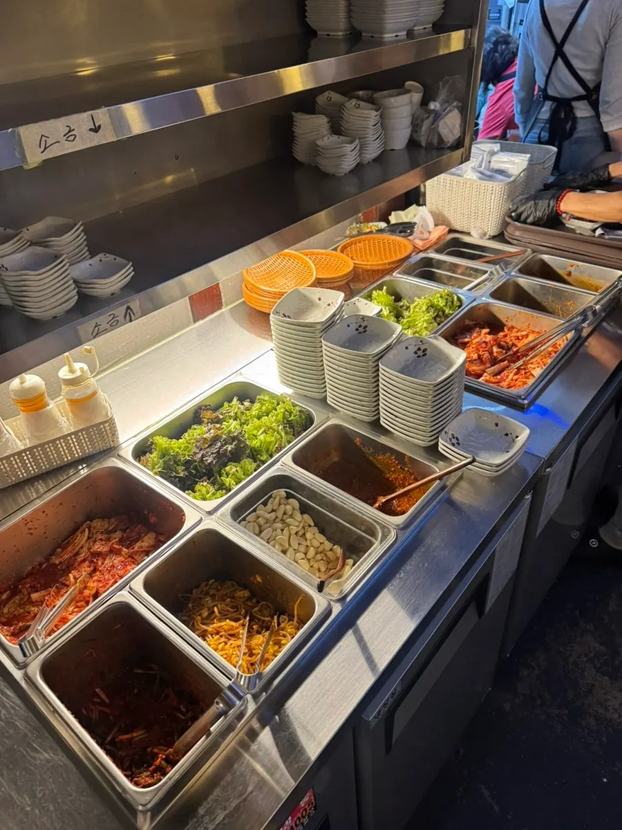 김치와 쌈채소가 있는 셀프 반찬바