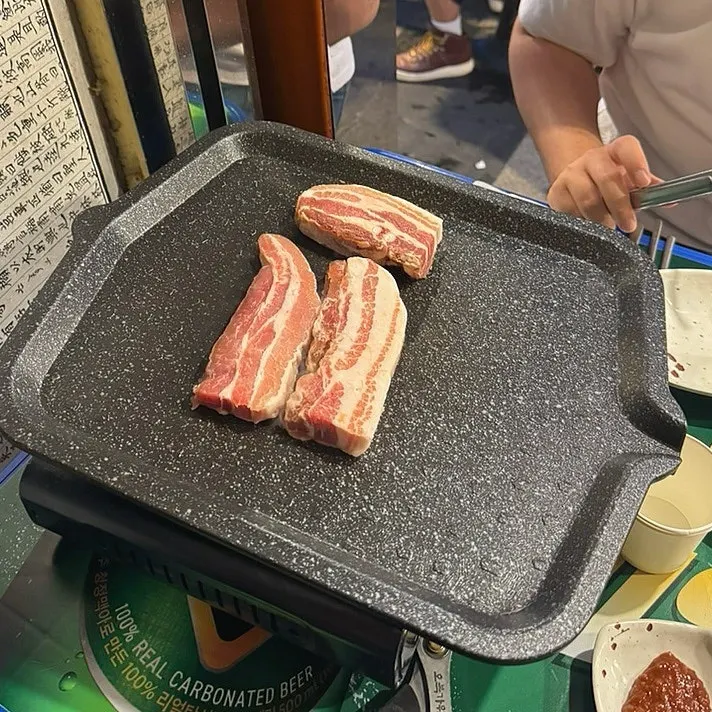 셀프바에서 가져온 추가 반찬 접시