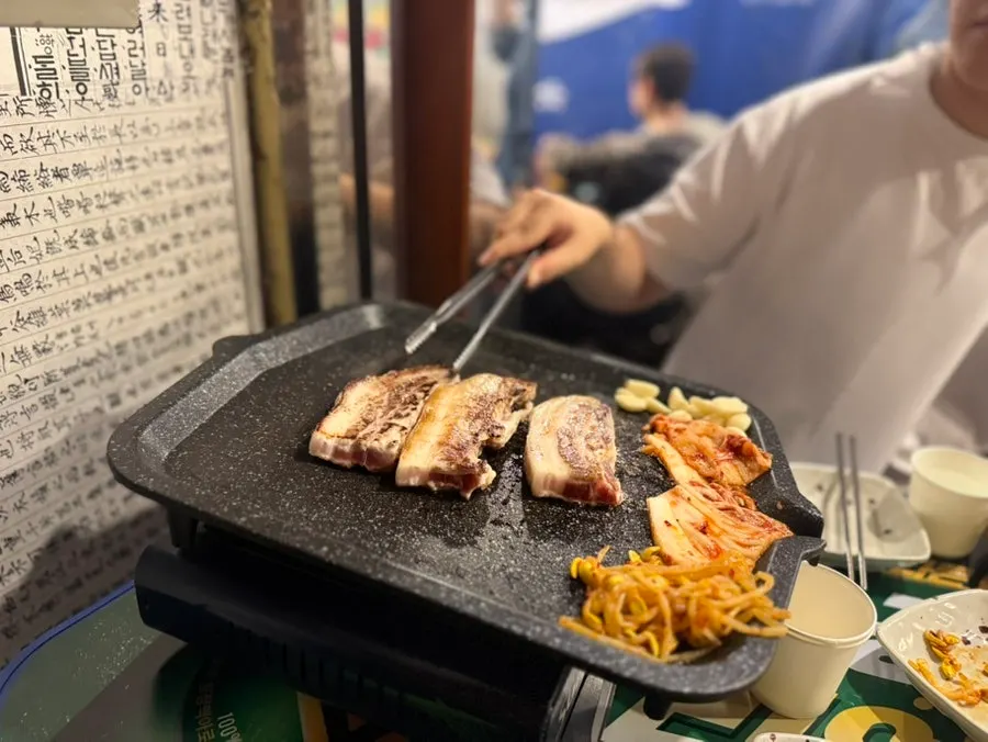 불판에 올라간 숙성삼겹살
