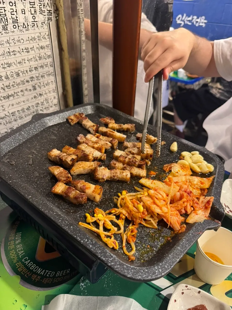 노릇하게 익어가는 삼겹살 불판