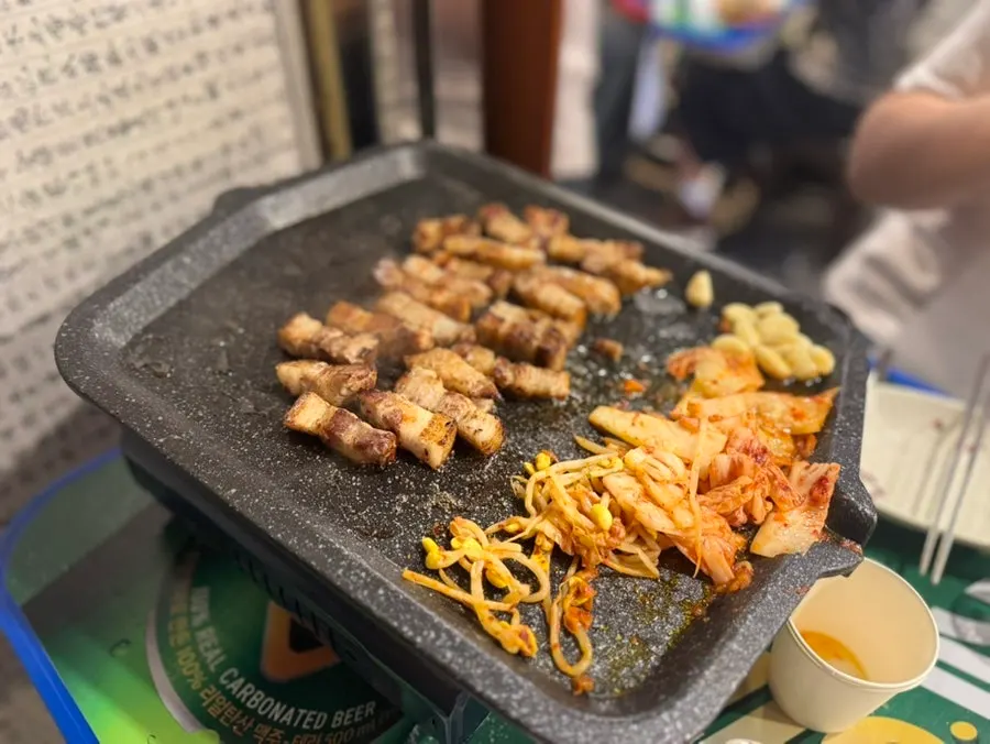 콩나물과 김치, 마늘을 함께 구운 불판