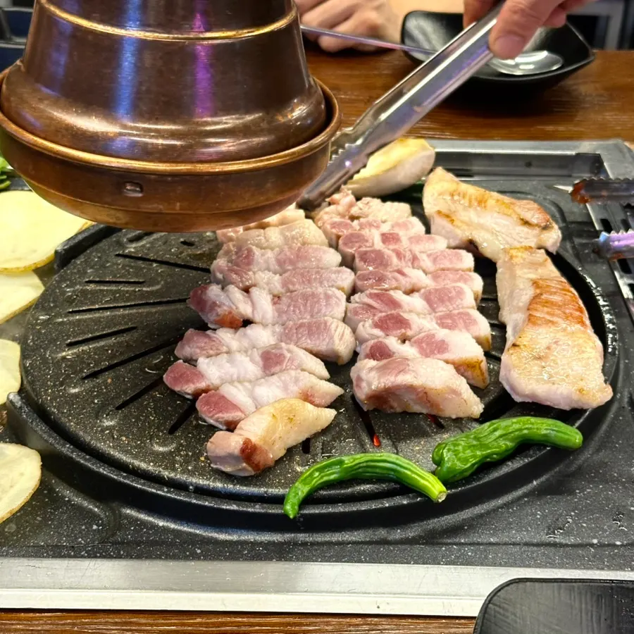 굽기 전 고기와 채소 구성