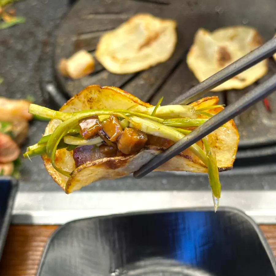 삼겹살과 미나리 콩나물 조합