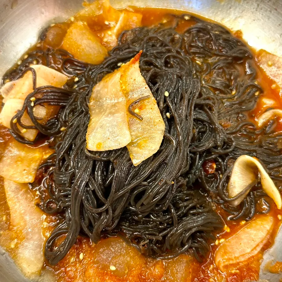 여러 곁들임과 함께 먹는 고기