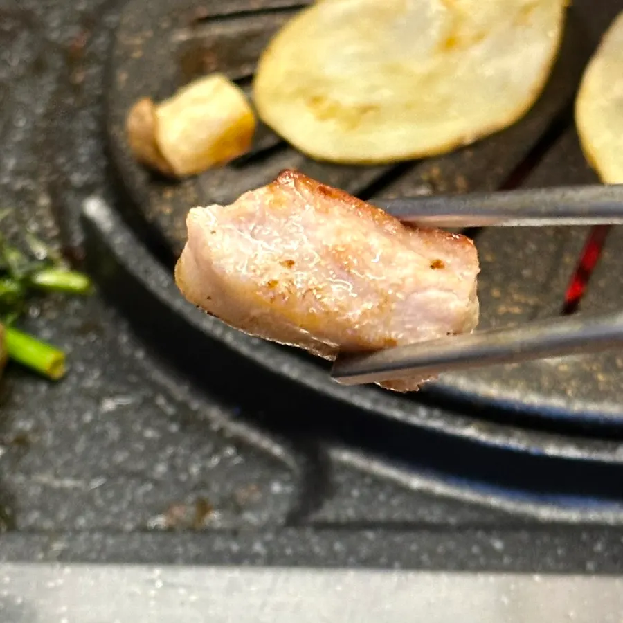 살얼음 육수를 곁들인 칡 비빔냉면