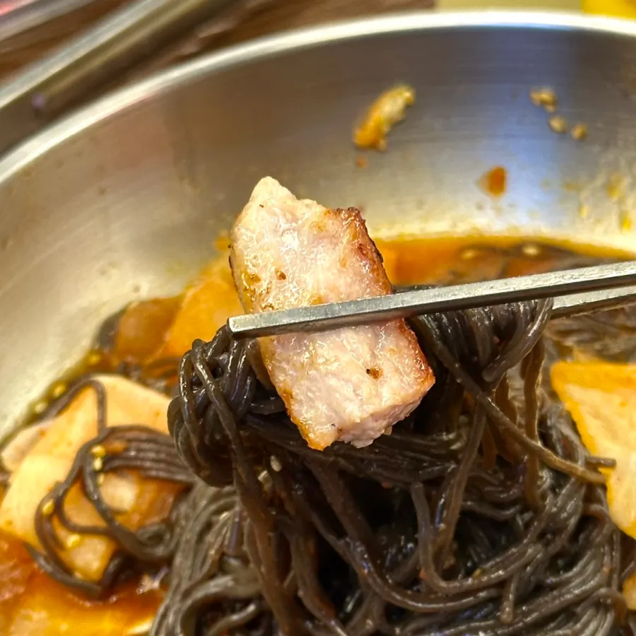 천겹살과 칡 비빔냉면 조합