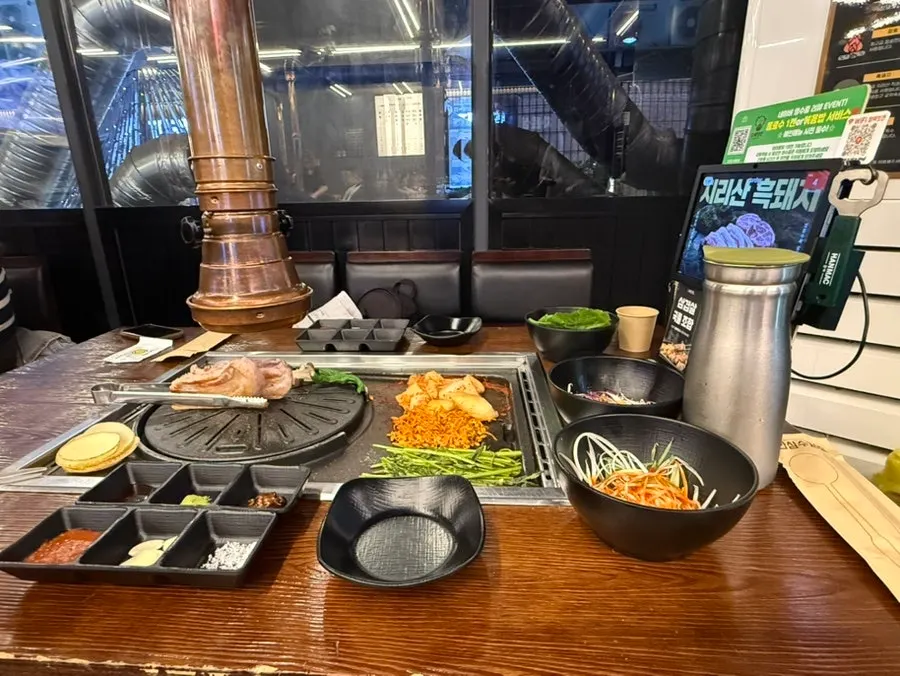 Interior dining hall of Cham Dwaejitgan Jongno Main Branch