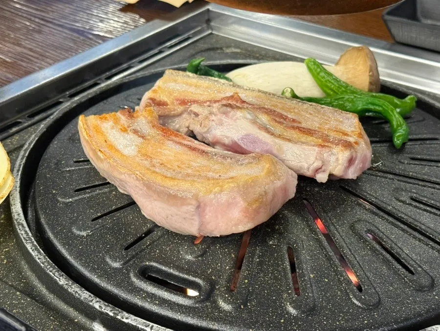 Sliced potatoes for wrapping the meat
