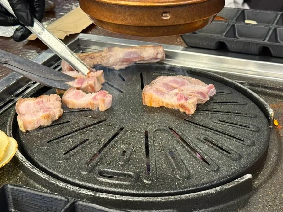 Minari, kimchi, and bean sprouts cooked on the grill plate