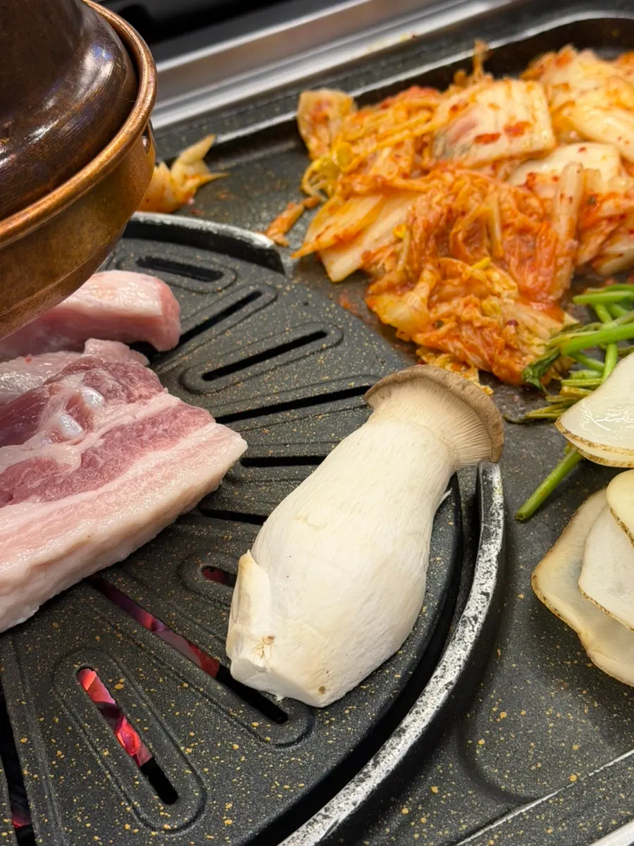 Boseong black pork samgyeopsal starting to grill