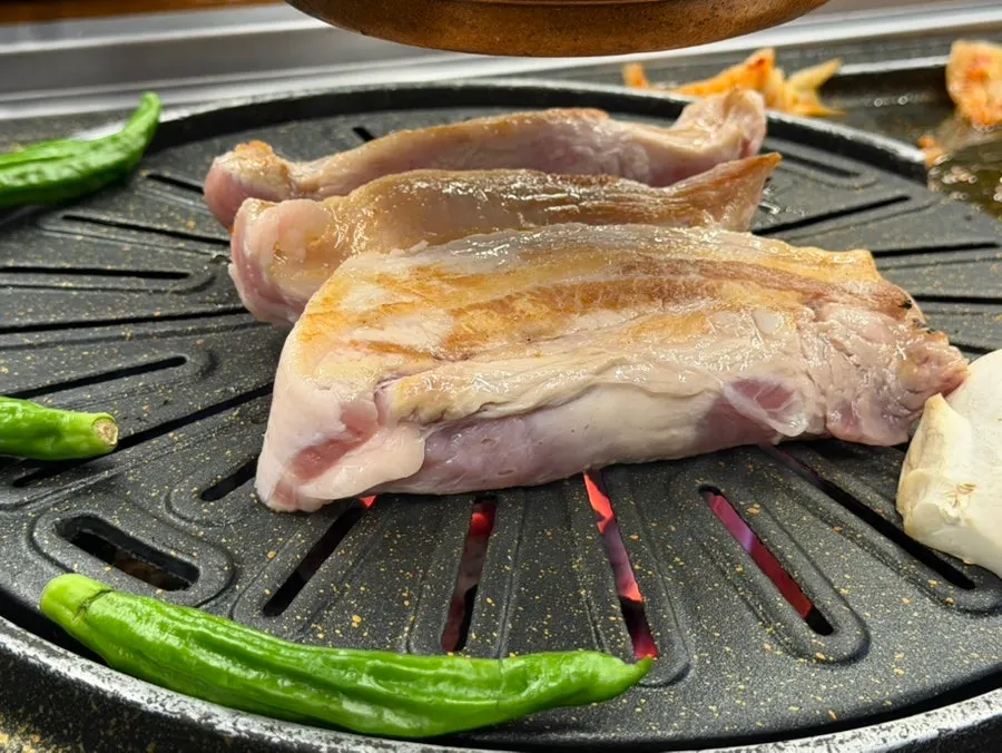 Samgyeopsal and hangjeongsal cooking on both sides