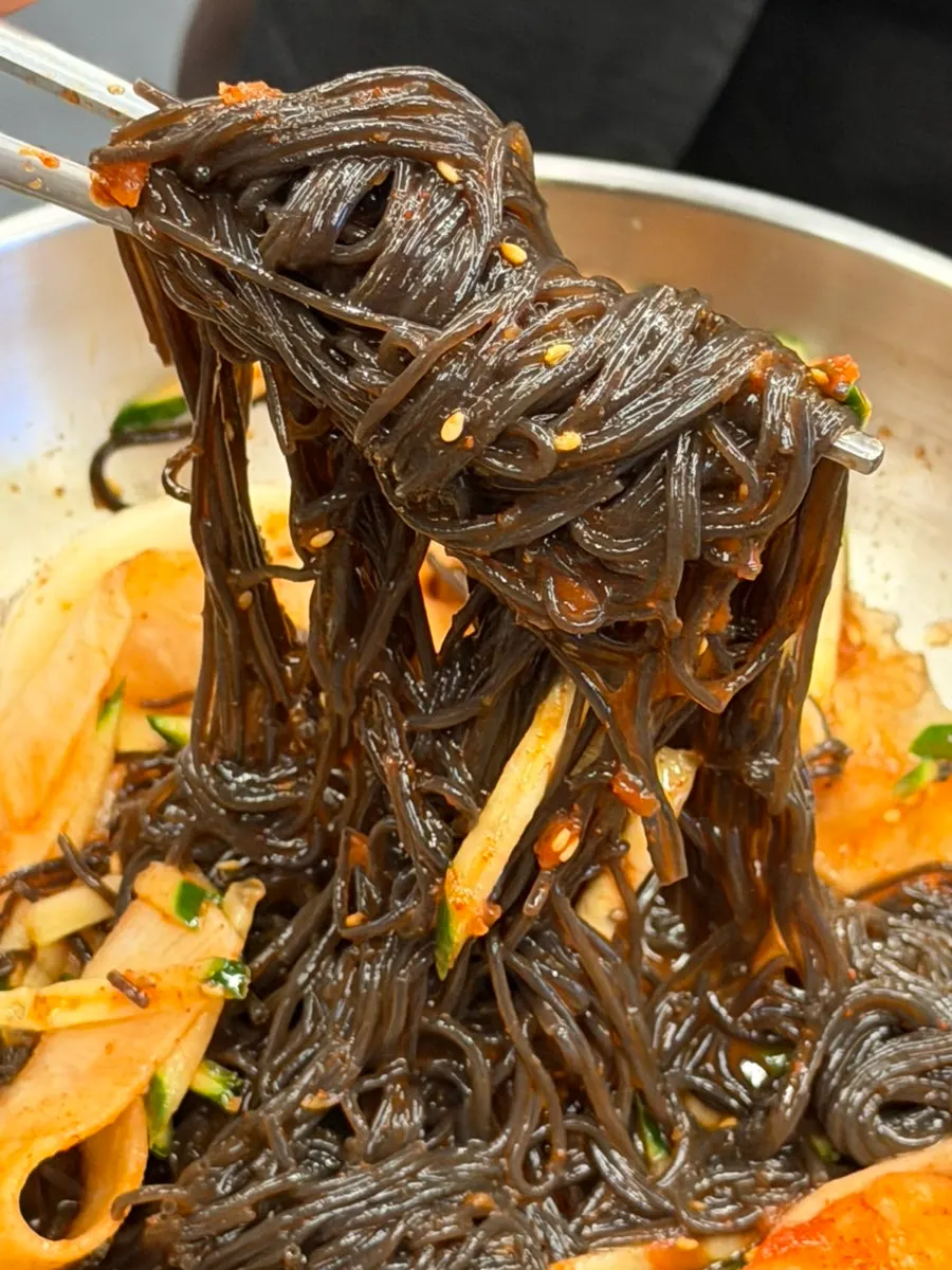 Lifting up the kudzu naengmyeon noodles