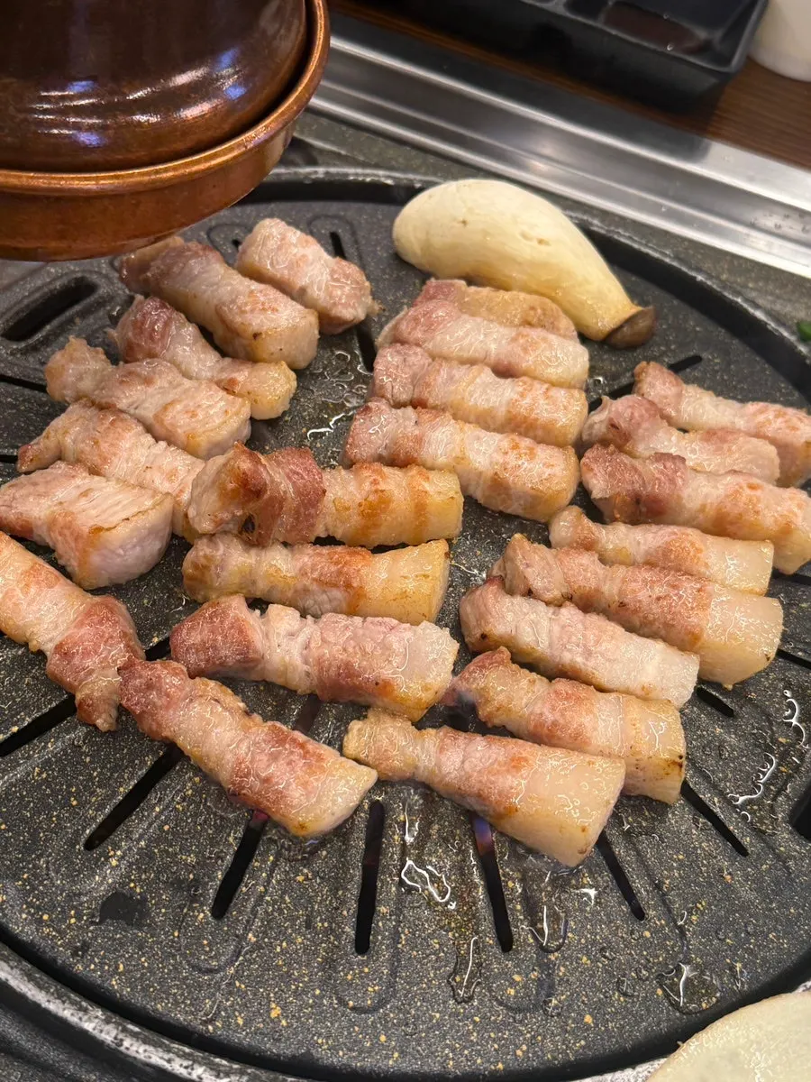 Full table view of pork belly at Cham Dwaejitgan Jongno Main Branch