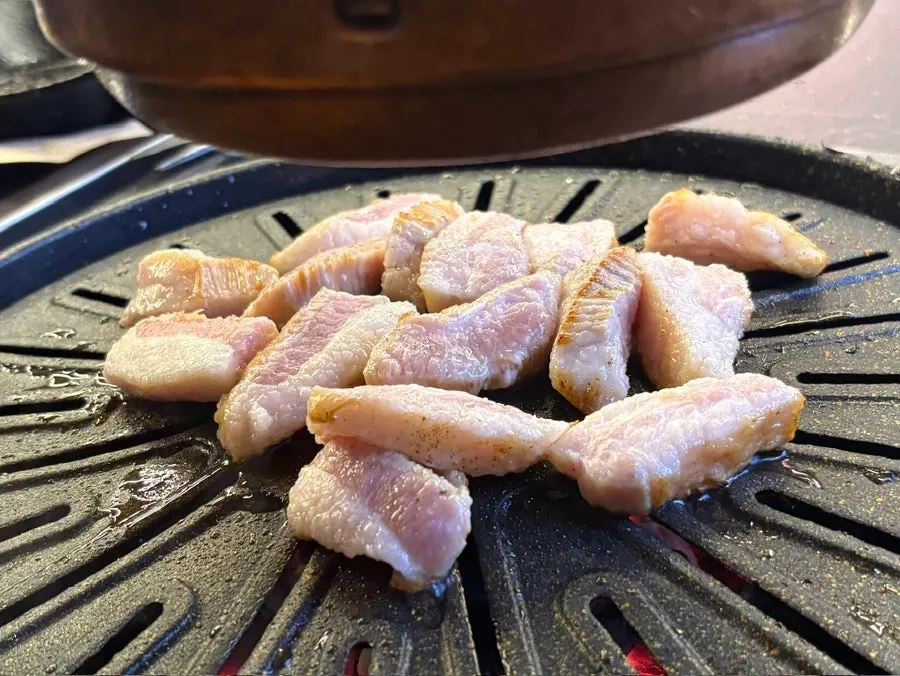 Close-up of Cham Dwaejitgan black pork belly