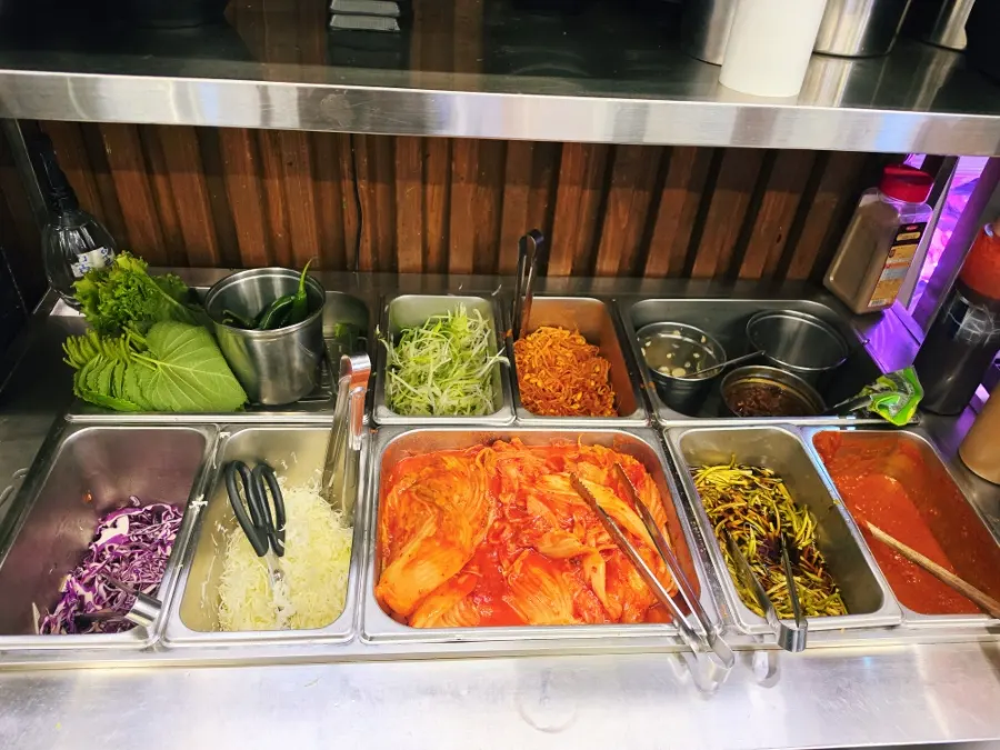야채와 반찬이 놓인 셀프바