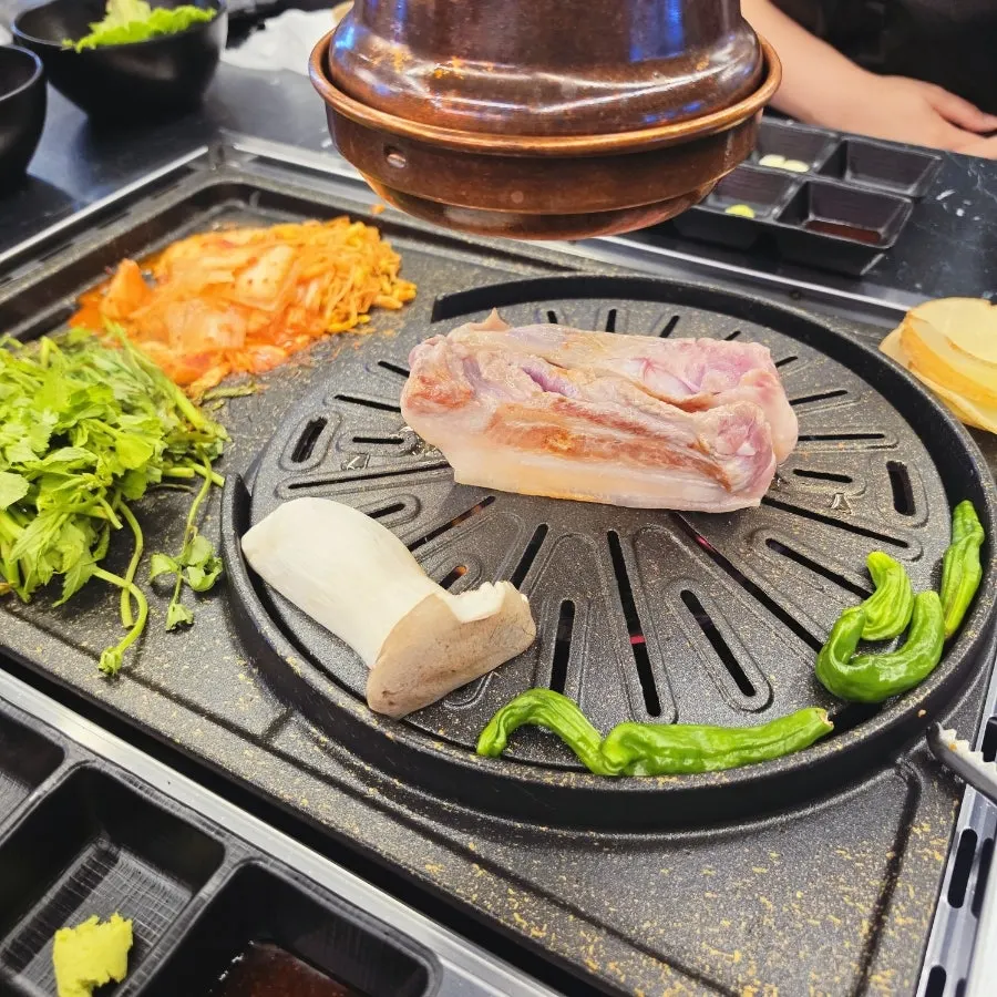불판에 오른 흑돼지 오겹살과 야채