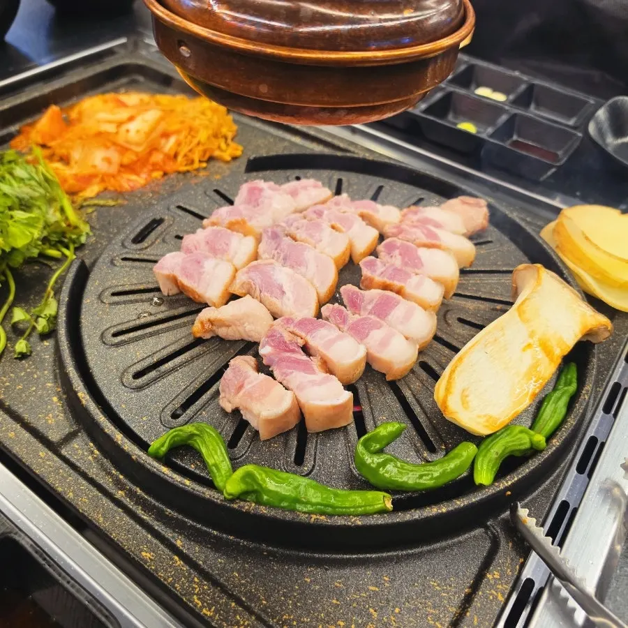 사장님이 고기를 구워주는 불판
