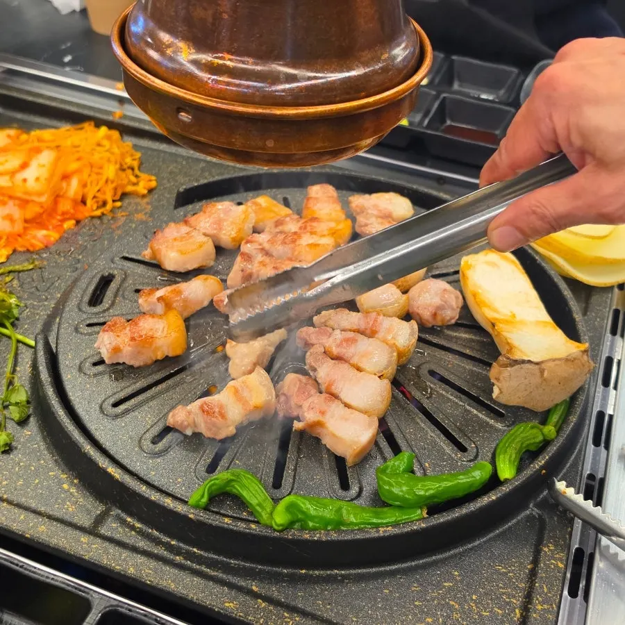 먹기 좋은 크기로 잘려 익어가는 삼겹살