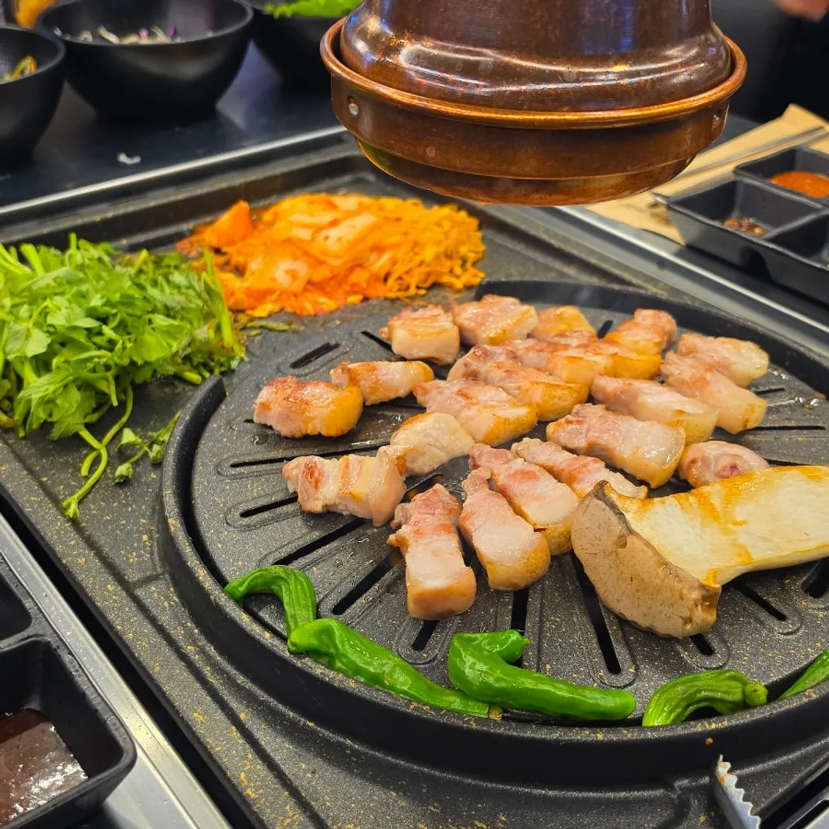 바삭하게 구워진 오겹살 껍데기 부분