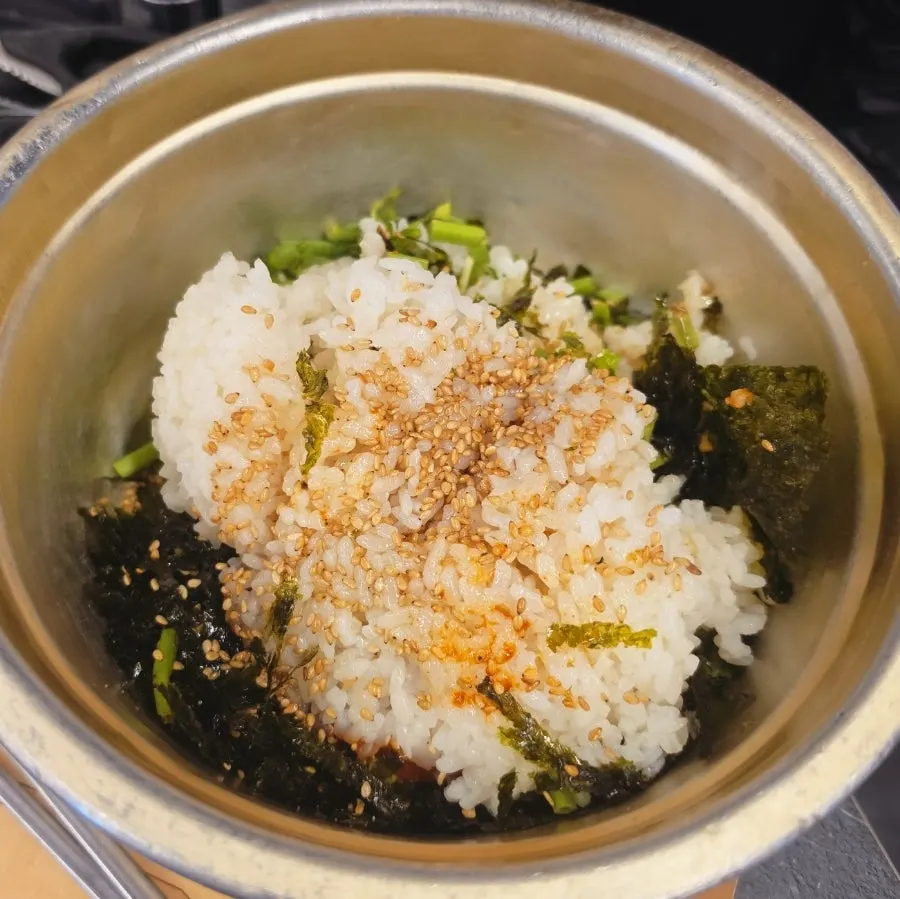 깨와 김이 올라간 볶음밥