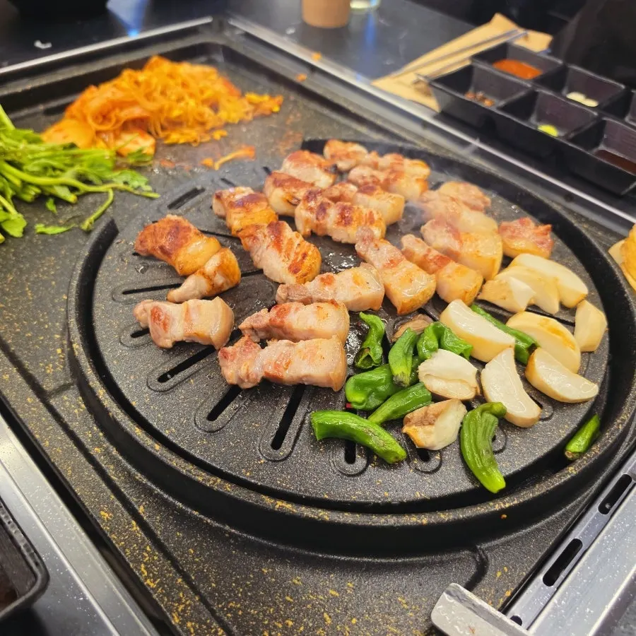 구운 고기와 밑반찬이 차려진 테이블
