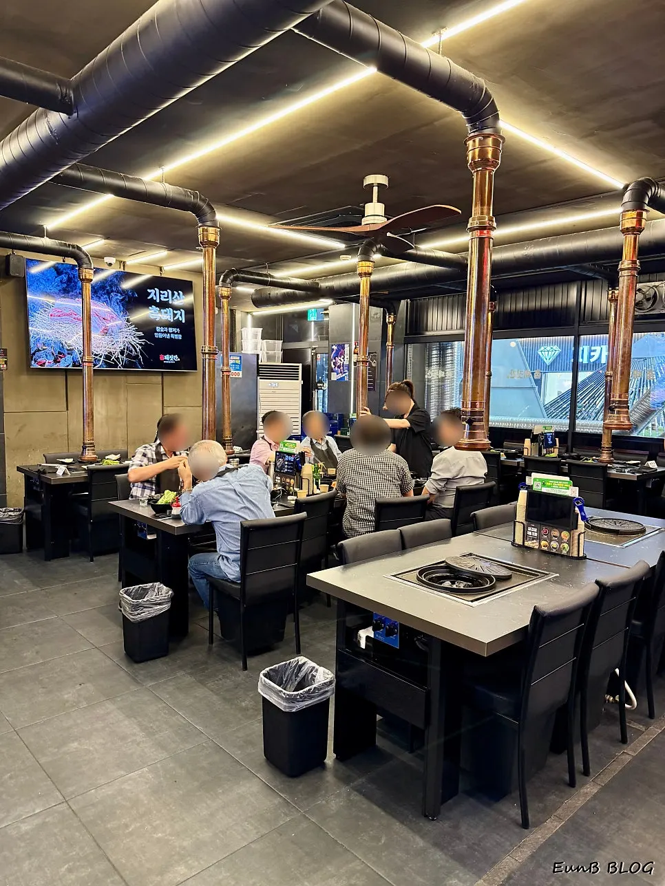 Interior seating at Cham Dwaejitgan Jongno Main Branch on an early weekday evening