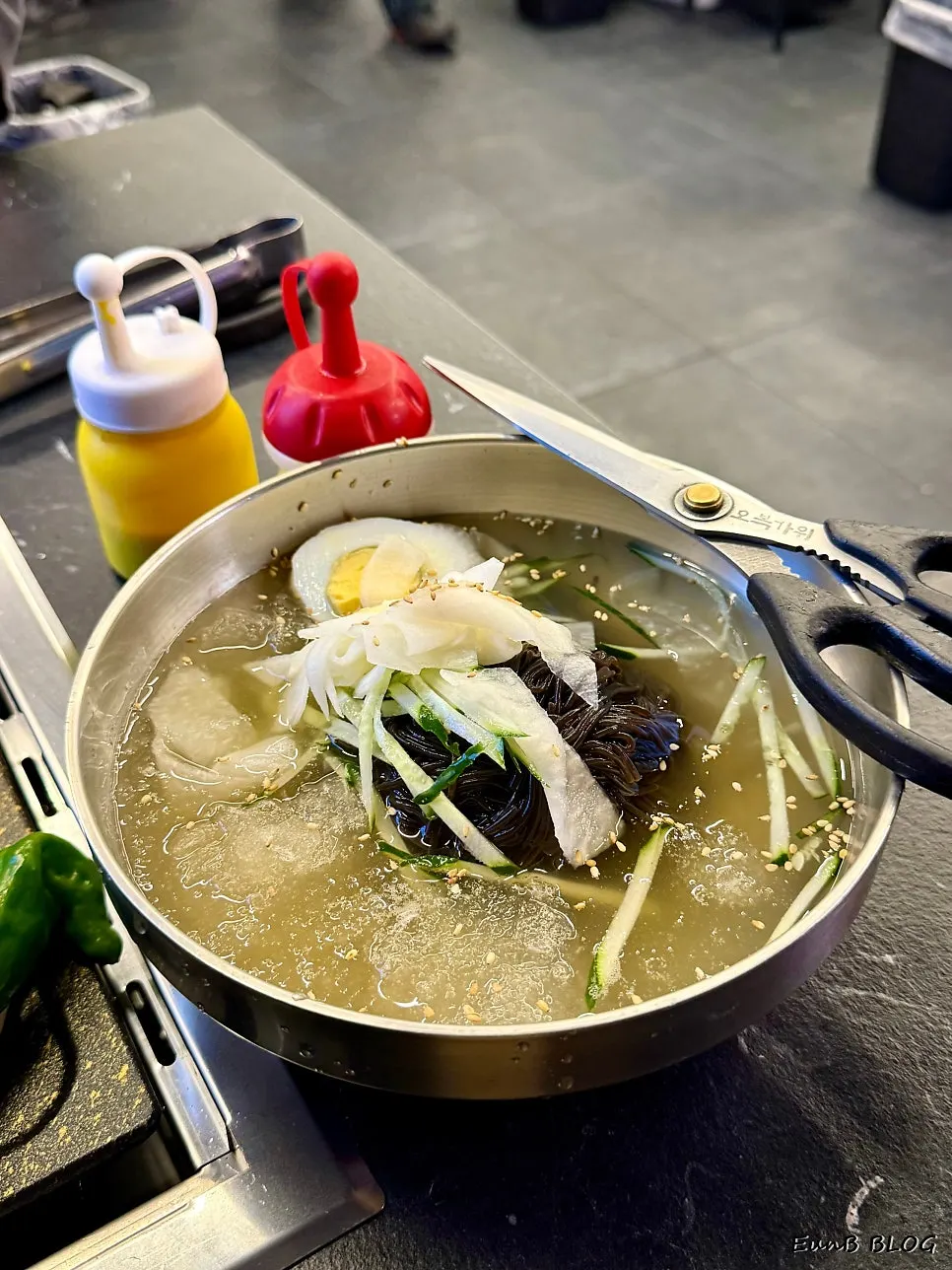 Jirisan kudzu cold noodles topped with light ice